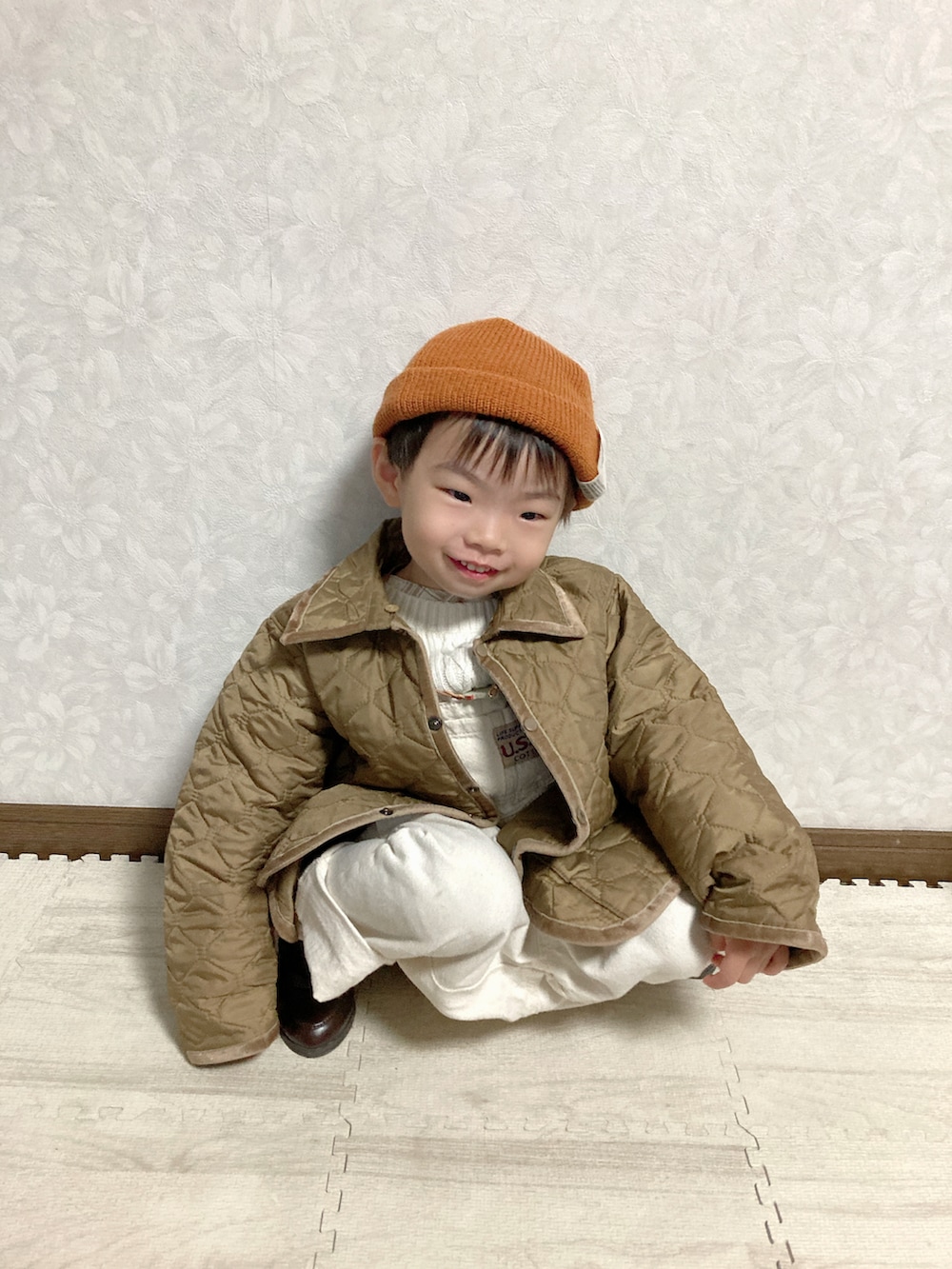 ベージュ系のシャツ/ブラウス、ホワイト系のニット/セーター、グリーン系のブルゾンを着用したキッズの秋コーディネートの4枚目の写真