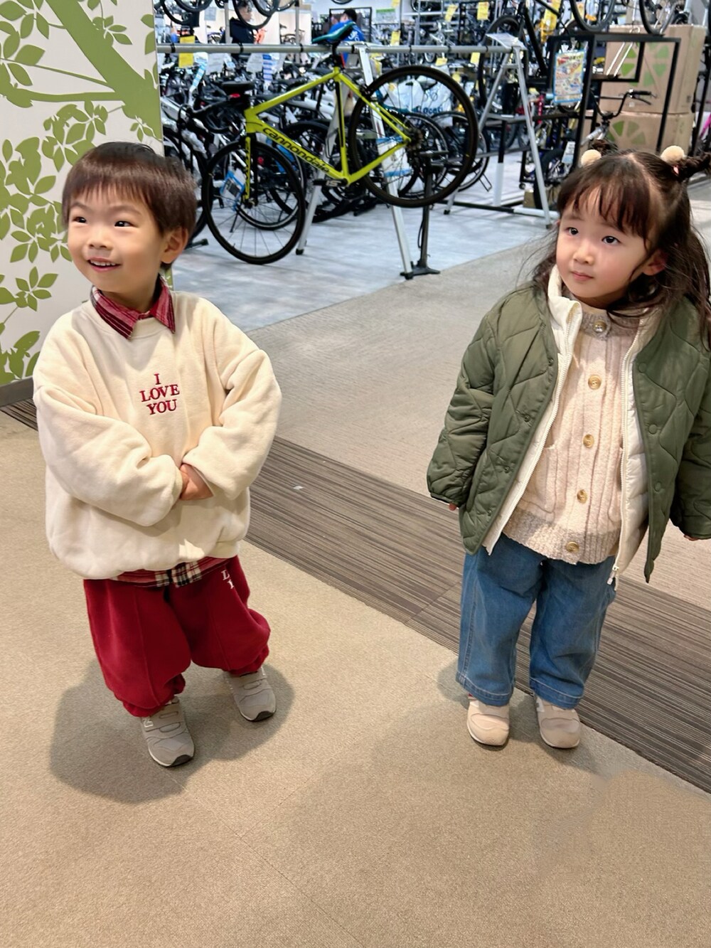 レッド系のセットアップ、レッド系のシャツ/ブラウス、グリーン系のノーカラージャケットを着用したキッズの冬コーディネートの2枚目の写真