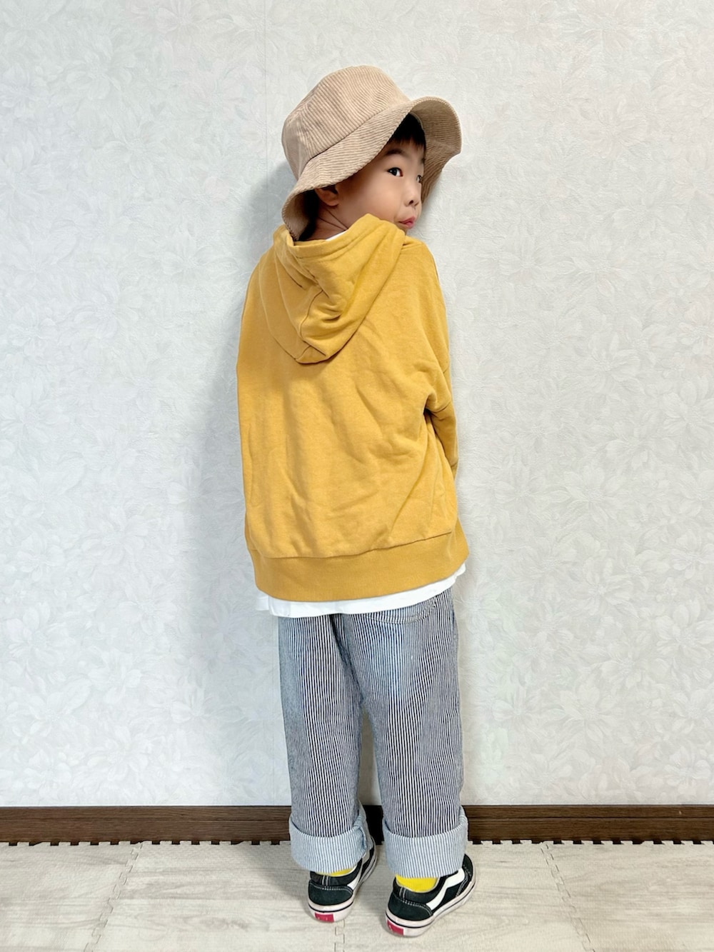 ホワイト系のTシャツ/カットソー、イエロー系のパーカー、その他のサロペット/オーバーオールを着用したキッズの秋コーディネートの3枚目の写真