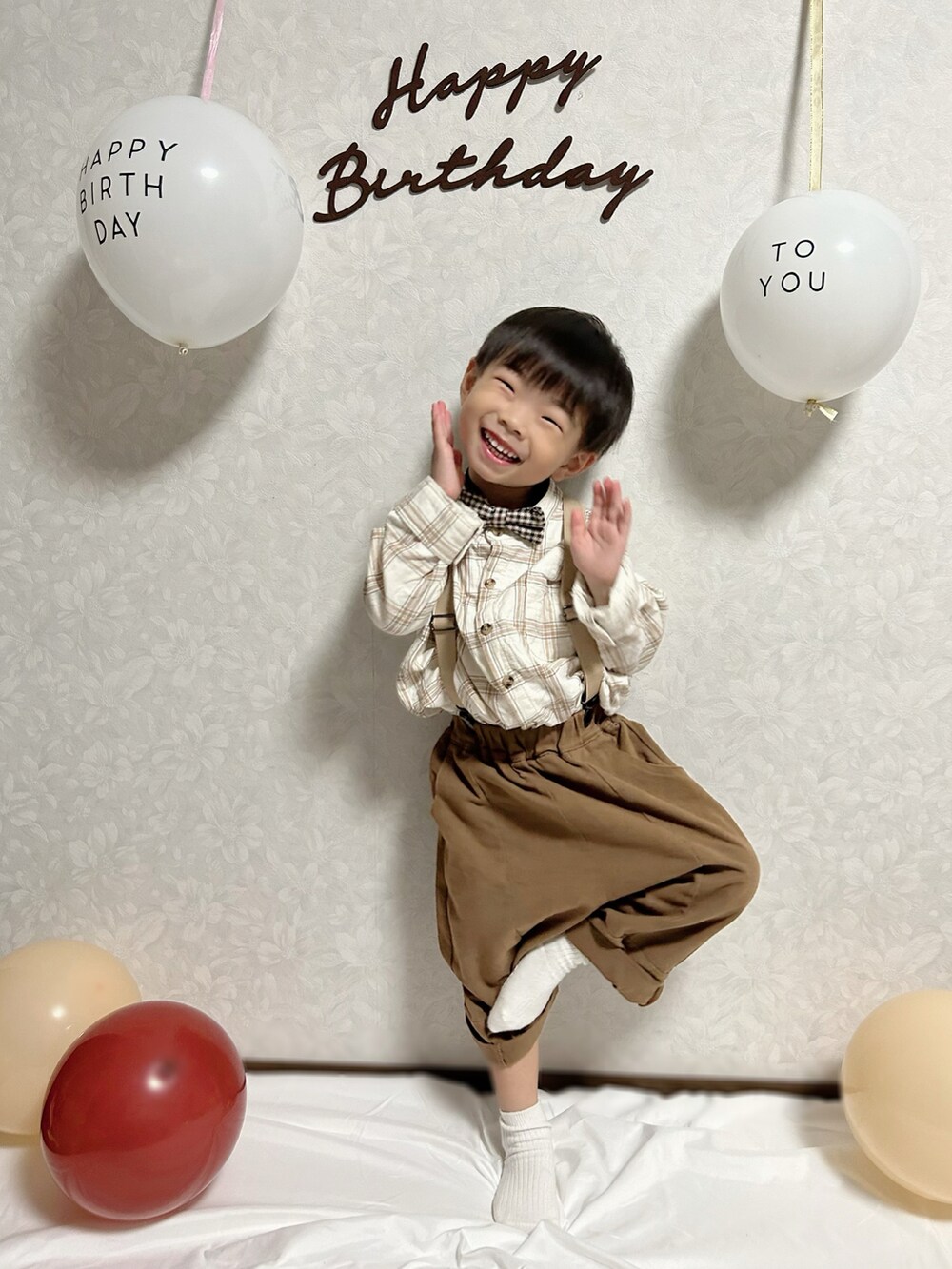 ベージュ系のシャツ/ブラウス、ブラウン系のチノパンツ、ベージュ系のブーツを着用したキッズの秋コーディネートの4枚目の写真