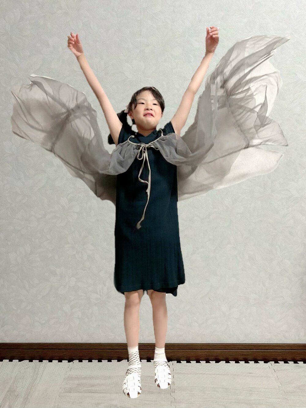 ブラック系のワンピース、グレー系のワンピース、ホワイト系のワンピースを着用したキッズの春コーディネートの2枚目の写真