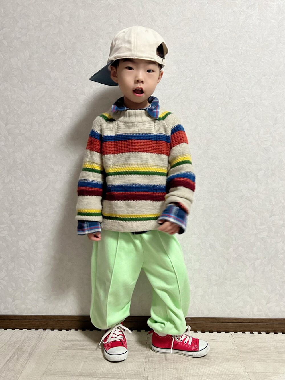 ベージュ系のニット/セーター、ブルー系のシャツ/ブラウス、グリーン系のスウェットパンツを着用したキッズの冬コーディネートの3枚目の写真