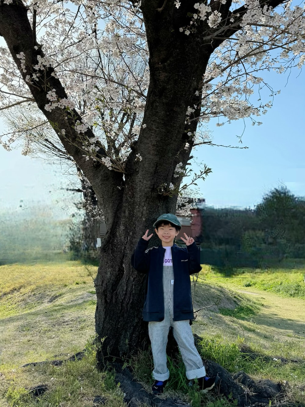 パープル系のTシャツ/カットソー、その他のサロペット/オーバーオール、ブルー系のジャケット/アウターを着用したキッズの春コーディネートの2枚目の写真