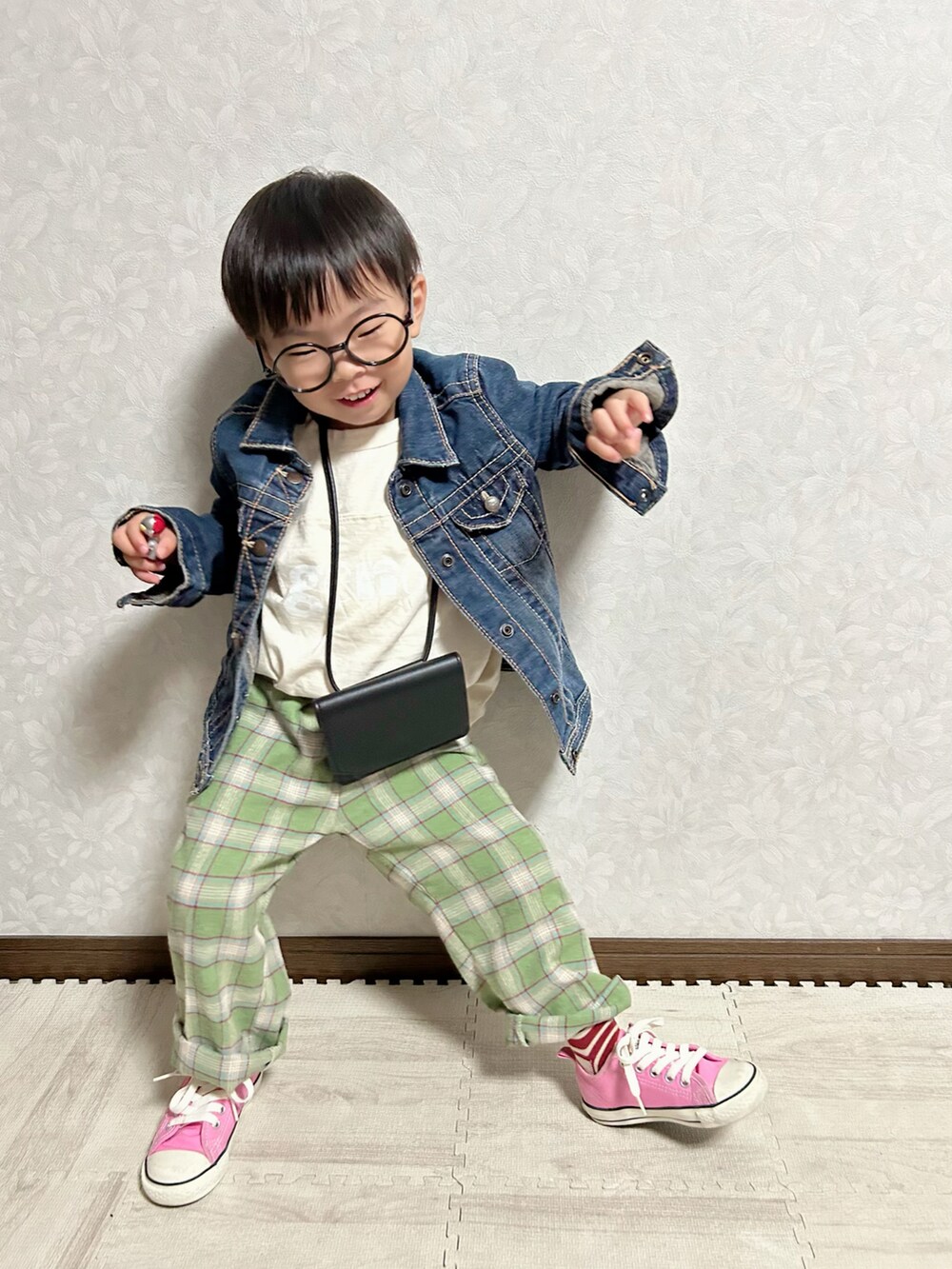 ホワイト系のTシャツ/カットソー、グリーン系のスラックス、ブルー系のデニムジャケットを着用したキッズの秋コーディネートの2枚目の写真