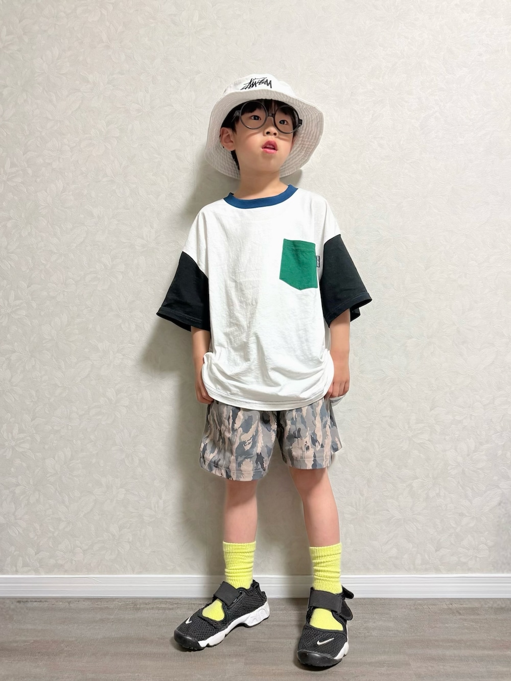 ホワイト系のTシャツ/カットソー、グリーン系のその他パンツ、ブラック系のスニーカーを着用したキッズの春コーディネートの2枚目の写真