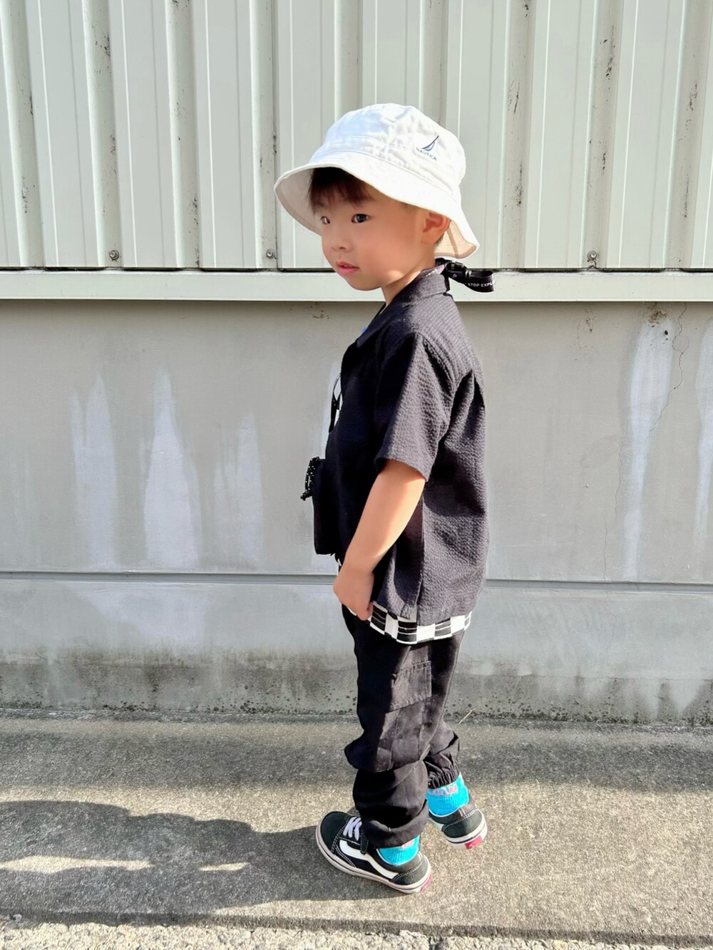 ブラック系のタンクトップ、ブラック系のシャツ/ブラウス、ブラック系のカーゴパンツを着用したキッズの夏コーディネートの4枚目の写真