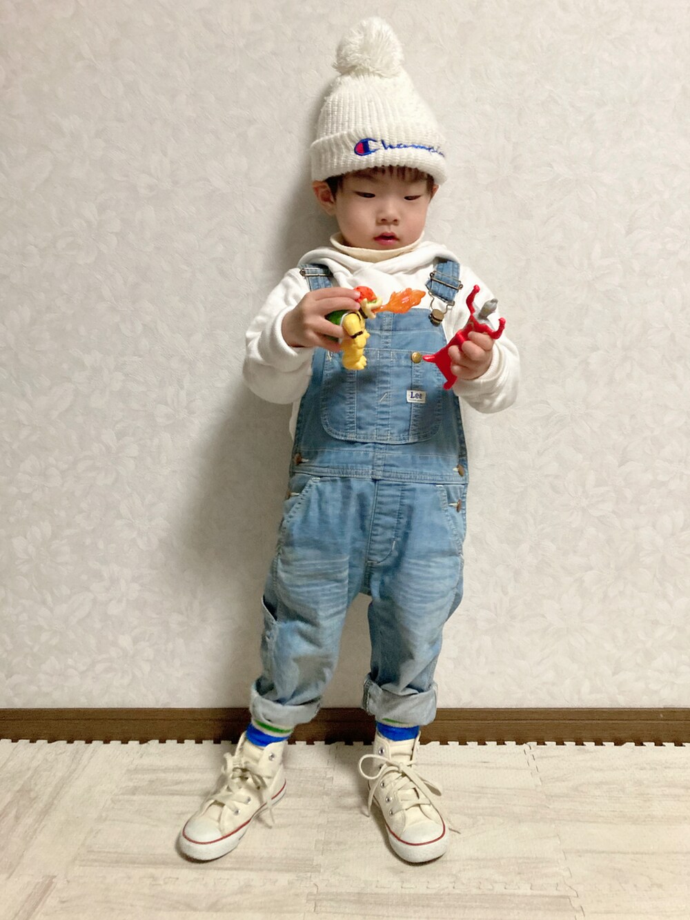 ホワイト系のパーカー、ホワイト系のニット/セーター、ブルー系のダウンベストを着用したキッズの冬コーディネートの3枚目の写真