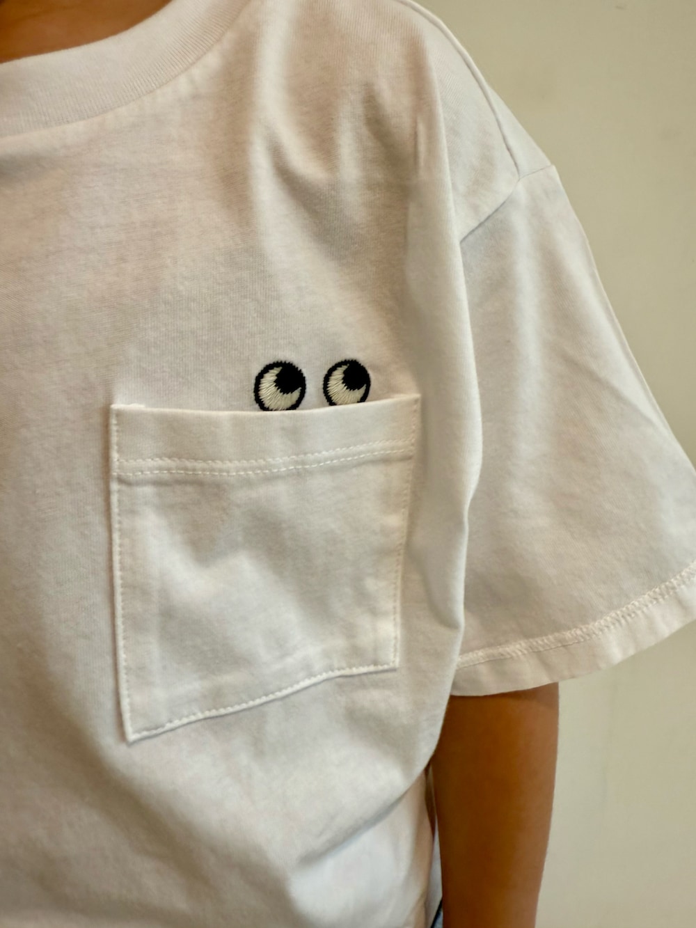 「やっぱり帽子が好き、Tシャツ、白Tシャツ、デニム、ハーフパンツ、ショートパンツ、サンダル、サングラス、ニット帽、カジュアルコーデ、夏コーデ、グルカサンダル、ショルダーバッグ、雨の日コーデ、お出かけコーデ」｜「UNIQLOのミニスクエアポーチ 990円（ポーチ、ホワイト系）」を使った、lenlen23さん（キッズ・110cm）の春コーディネートの5枚目の写真