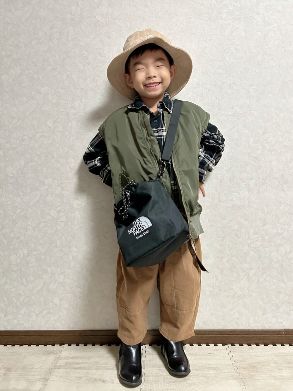 ブラック系のシャツ/ブラウス、グリーン系のMA-1、ブラウン系のチノパンツを着用したキッズの秋コーディネートの2枚目の写真