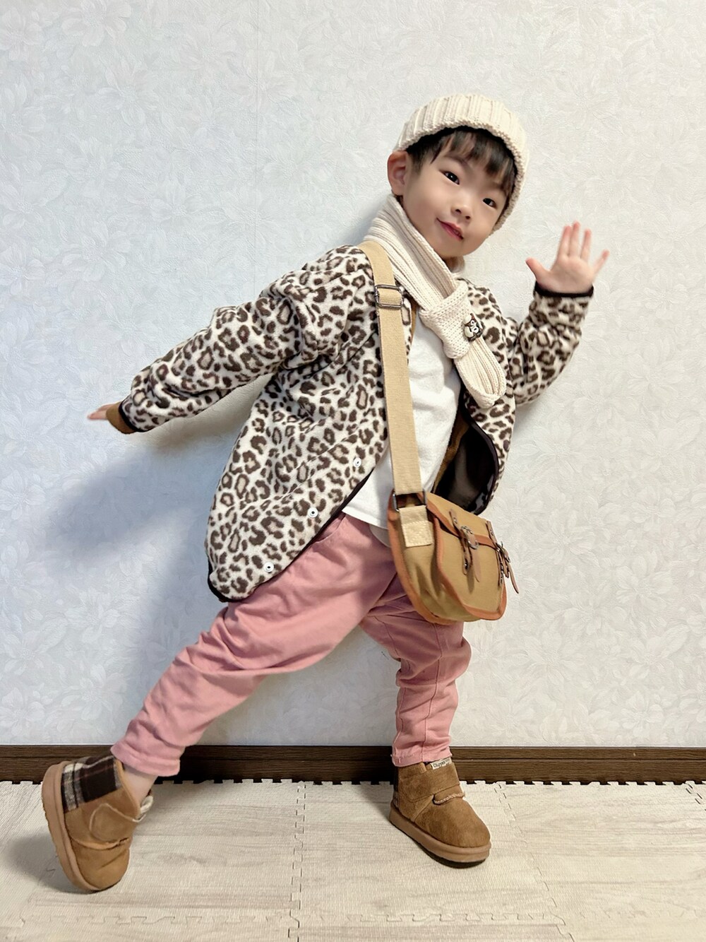 ホワイト系のニット/セーター、ブラウン系のカーディガン/ボレロ、ベージュ系のカーディガン/ボレロを着用したキッズの冬コーディネートの2枚目の写真