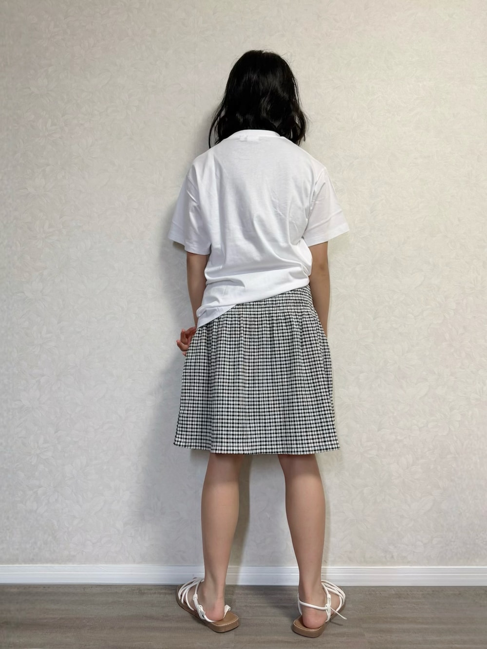 グレー系のTシャツ/カットソー、ホワイト系のスカート、ホワイト系のサンダルを着用したキッズの春コーディネートの2枚目の写真