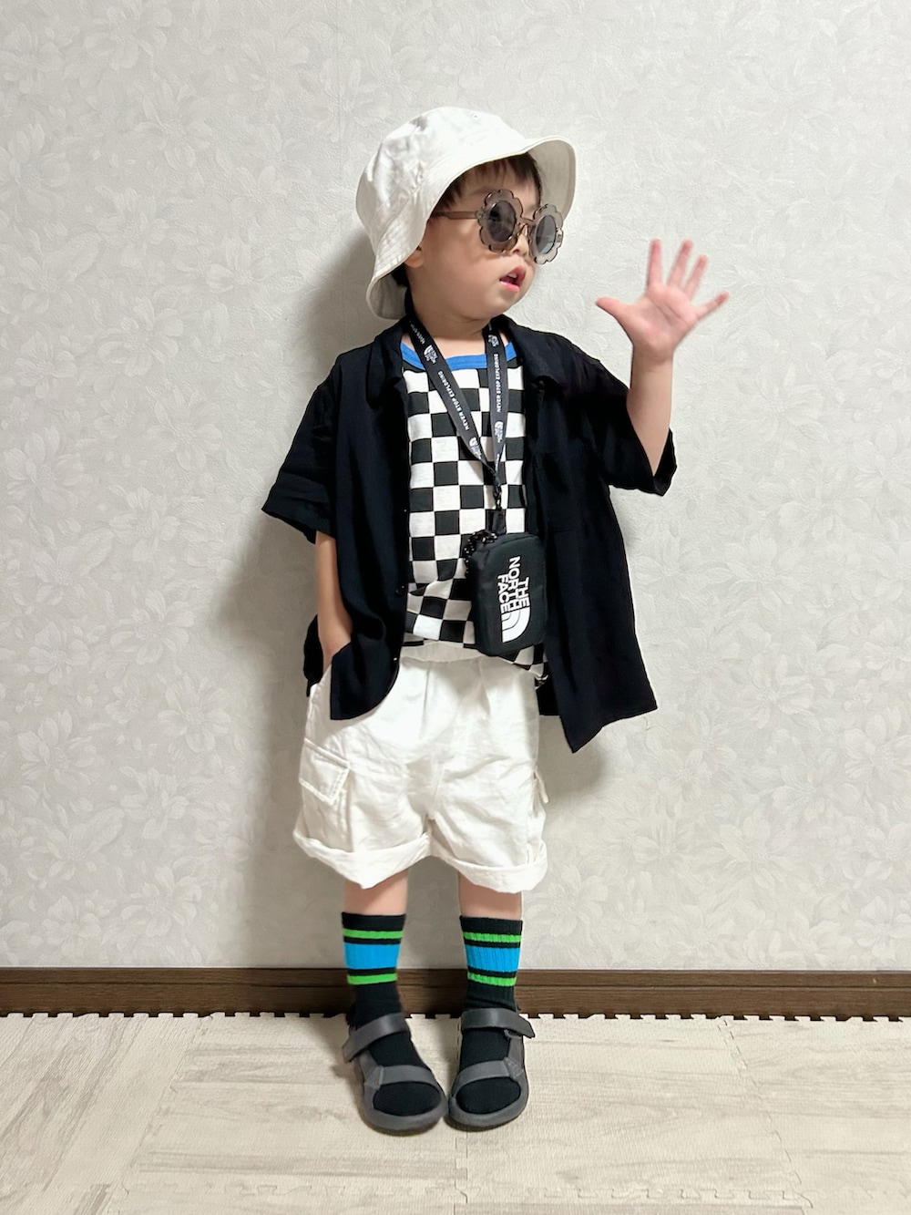 ブラック系のタンクトップ、ブラック系のシャツ/ブラウス、ホワイト系のその他パンツを着用したキッズの夏コーディネートの2枚目の写真