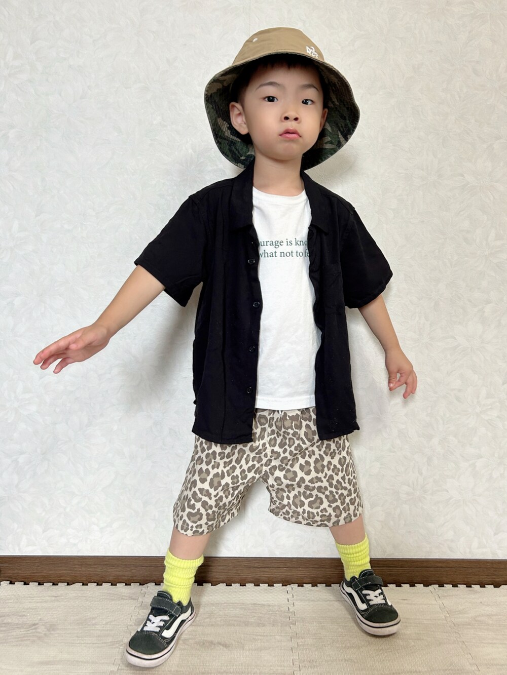 ホワイト系のTシャツ/カットソー、ブラック系のシャツ/ブラウス、ベージュ系のその他パンツを着用したキッズの夏コーディネートの2枚目の写真