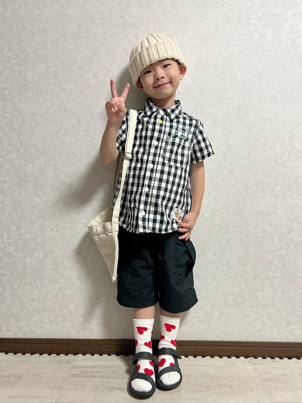 ブラック系のシャツ/ブラウス、ブラック系のカーゴパンツ、ブラック系のサンダルを着用したキッズの夏コーディネートの2枚目の写真