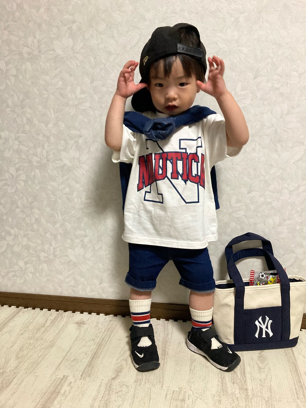 ホワイト系のTシャツ/カットソー、ブルー系のカーディガン/ボレロ、ブルー系のデニムパンツを着用したキッズの春コーディネートの2枚目の写真