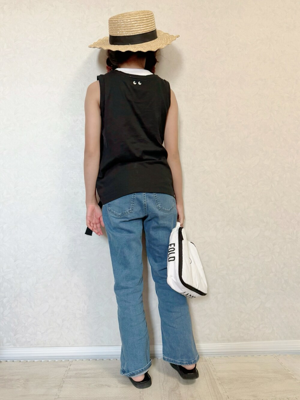 ブラック系のサンダル、ホワイト系のシャツ/ブラウス、ブラック系のタンクトップを着用したキッズの夏コーディネートの5枚目の写真