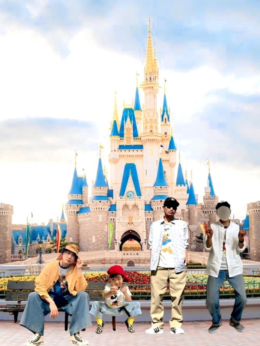 ホワイト系のTシャツ/カットソー、ホワイト系のTシャツ/カットソー、ブルー系のデニムパンツを着用したキッズの春コーディネートの4枚目の写真