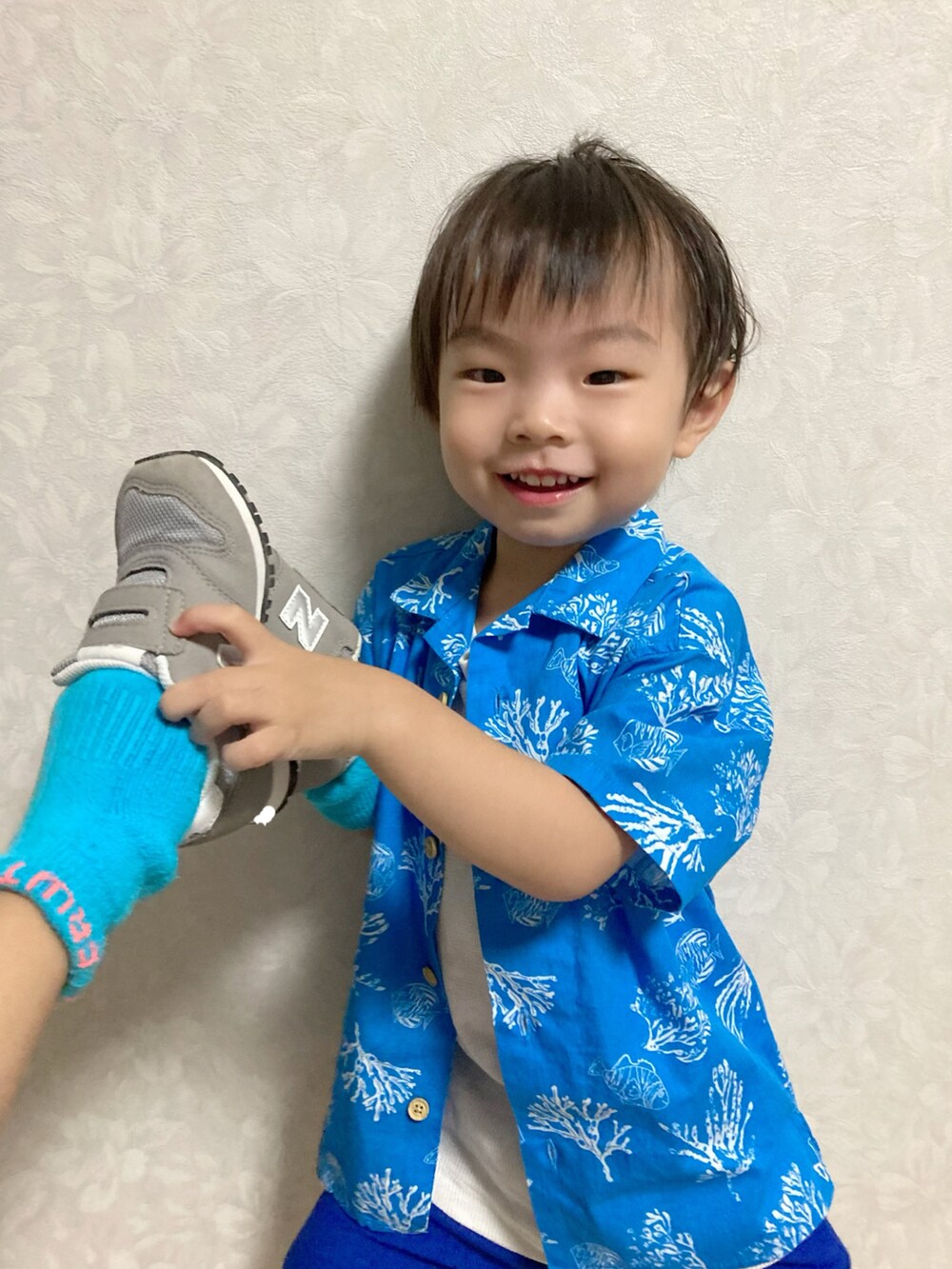 ホワイト系のタンクトップ、ブルー系のシャツ/ブラウス、ブルー系のその他パンツを着用したキッズの夏コーディネートの5枚目の写真