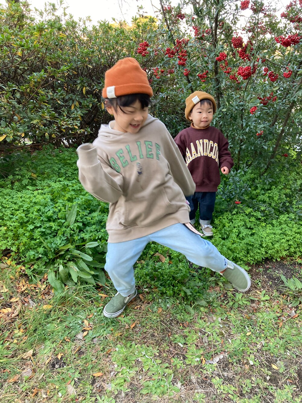 イエロー系のニット/セーター、ブラウン系のスウェット、ブルー系のデニムパンツを着用したキッズの冬コーディネートの4枚目の写真