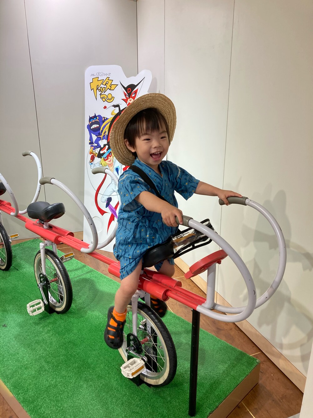 その他のショルダーバッグ、ブラック系のサンダル、ブラウン系のハットを着用したキッズの夏コーディネートの4枚目の写真