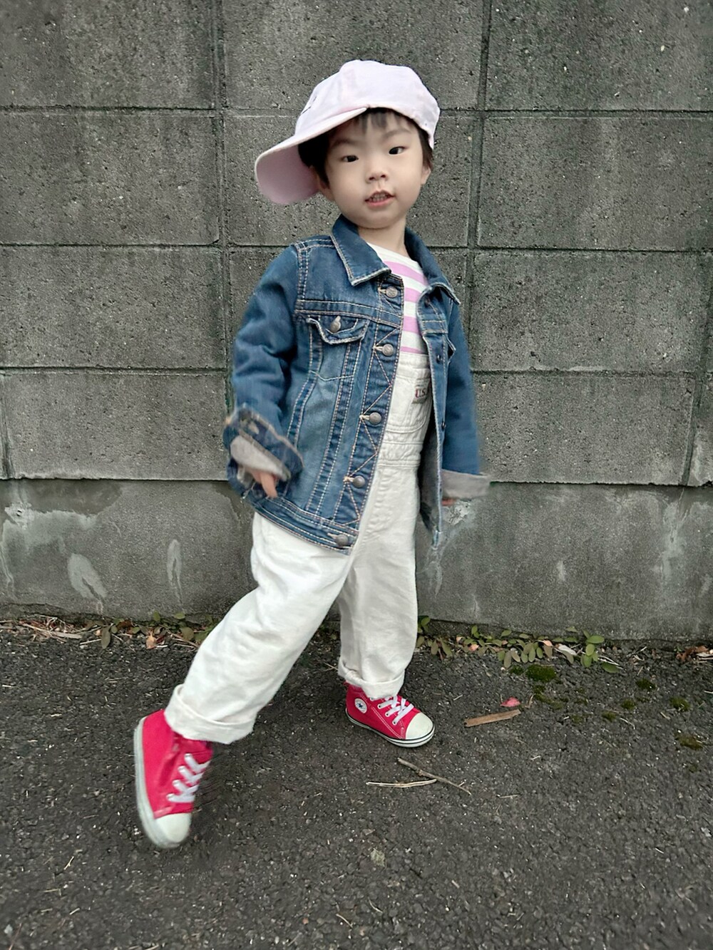 ピンク系のTシャツ/カットソー、ホワイト系のサロペット/オーバーオール、ブルー系のデニムジャケットを着用したキッズの冬コーディネートの3枚目の写真