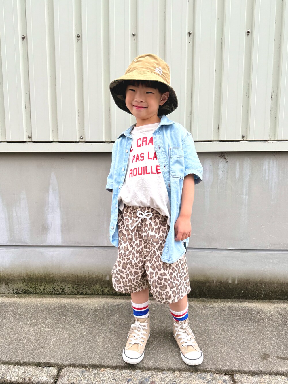ホワイト系のTシャツ/カットソー、ブルー系のシャツ/ブラウス、ベージュ系のその他パンツを着用したキッズの春コーディネートの2枚目の写真