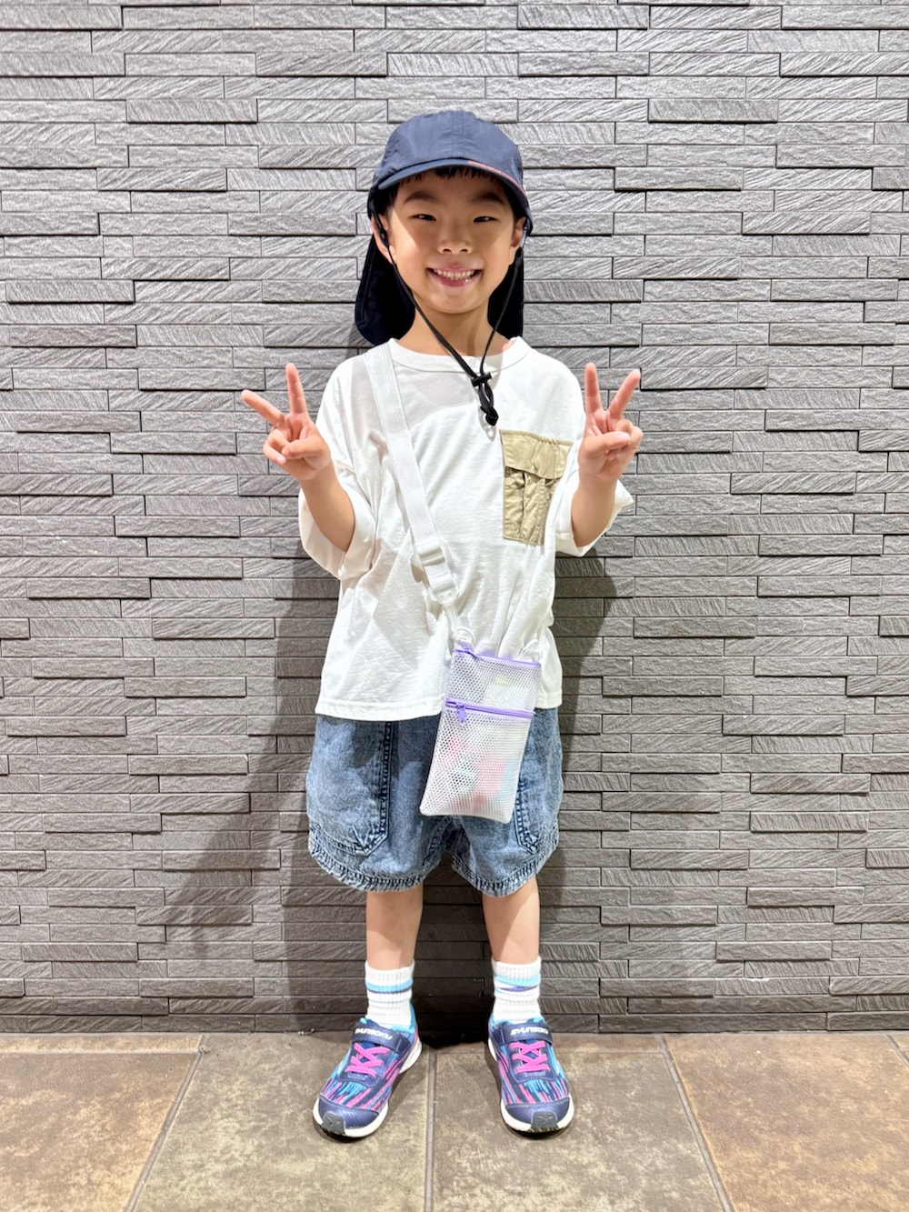 ブルー系のデニムパンツ、ブルー系のスニーカー、ホワイト系のTシャツ/カットソーを着用したキッズの夏コーディネートの2枚目の写真