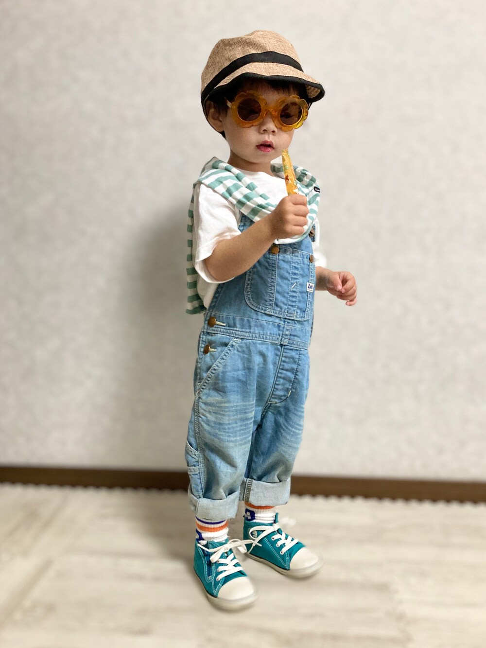 ホワイト系のTシャツ/カットソー、グリーン系のアンサンブル、グリーン系のスニーカーを着用したキッズの夏コーディネートの3枚目の写真