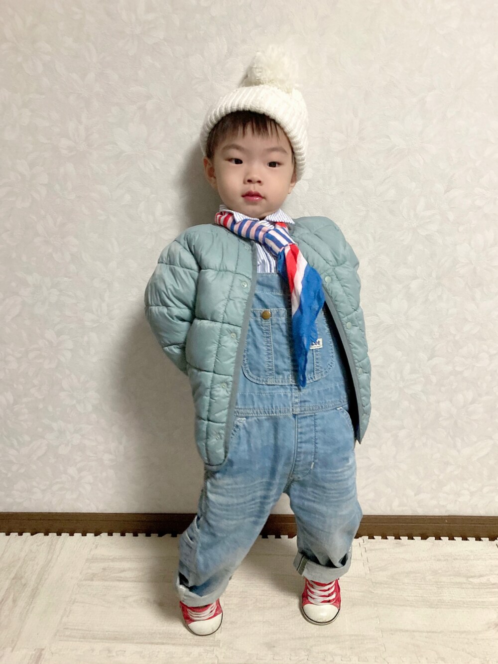 ブルー系のブルゾン、ブルー系のシャツ/ブラウス、ブルー系のサロペット/オーバーオールを着用したキッズの秋コーディネートの3枚目の写真