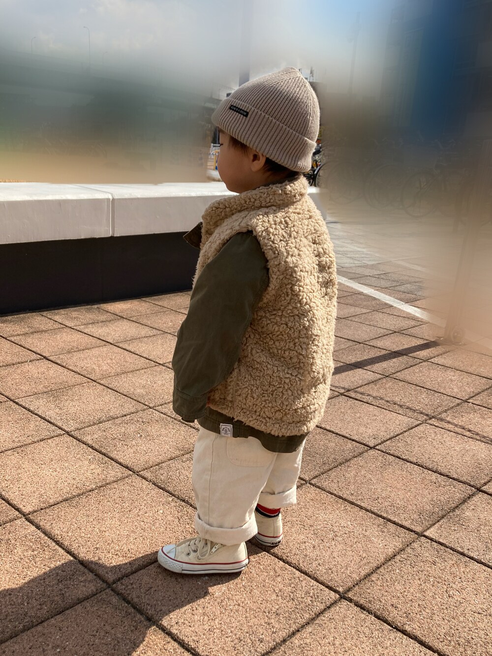 ホワイト系のシャツ/ブラウス、レッド系のTシャツ/カットソー、グリーン系のミリタリージャケットを着用したキッズの冬コーディネートの2枚目の写真