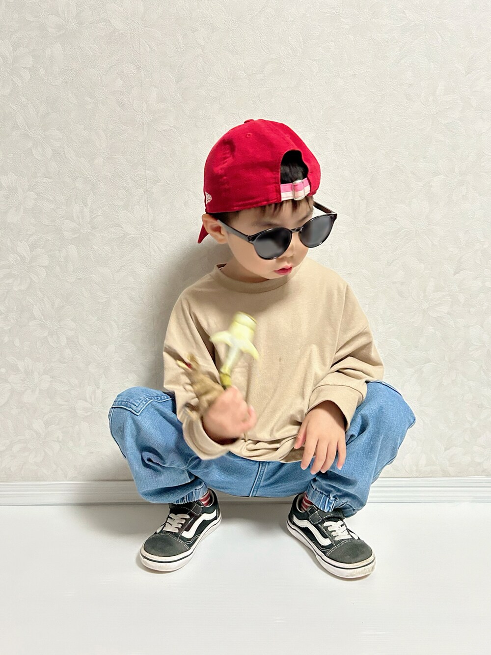 ベージュ系のTシャツ/カットソー、ブラウン系のカーディガン/ボレロ、ブルー系のデニムパンツを着用したキッズの秋コーディネートの3枚目の写真