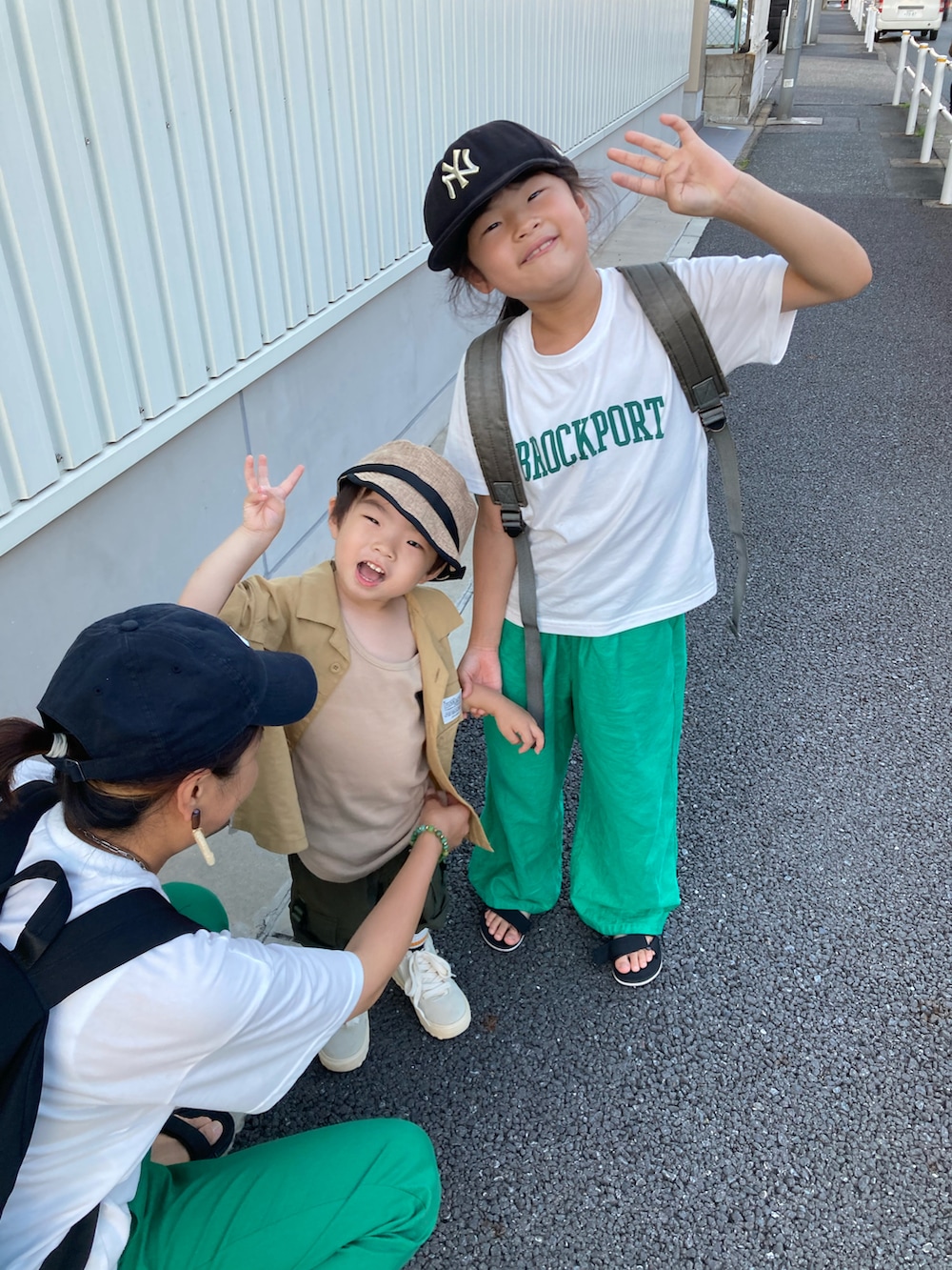 ブラック系のバックパック/リュック、グレー系のバックパック/リュック、グリーン系のスラックスを着用したキッズの夏コーディネートの5枚目の写真