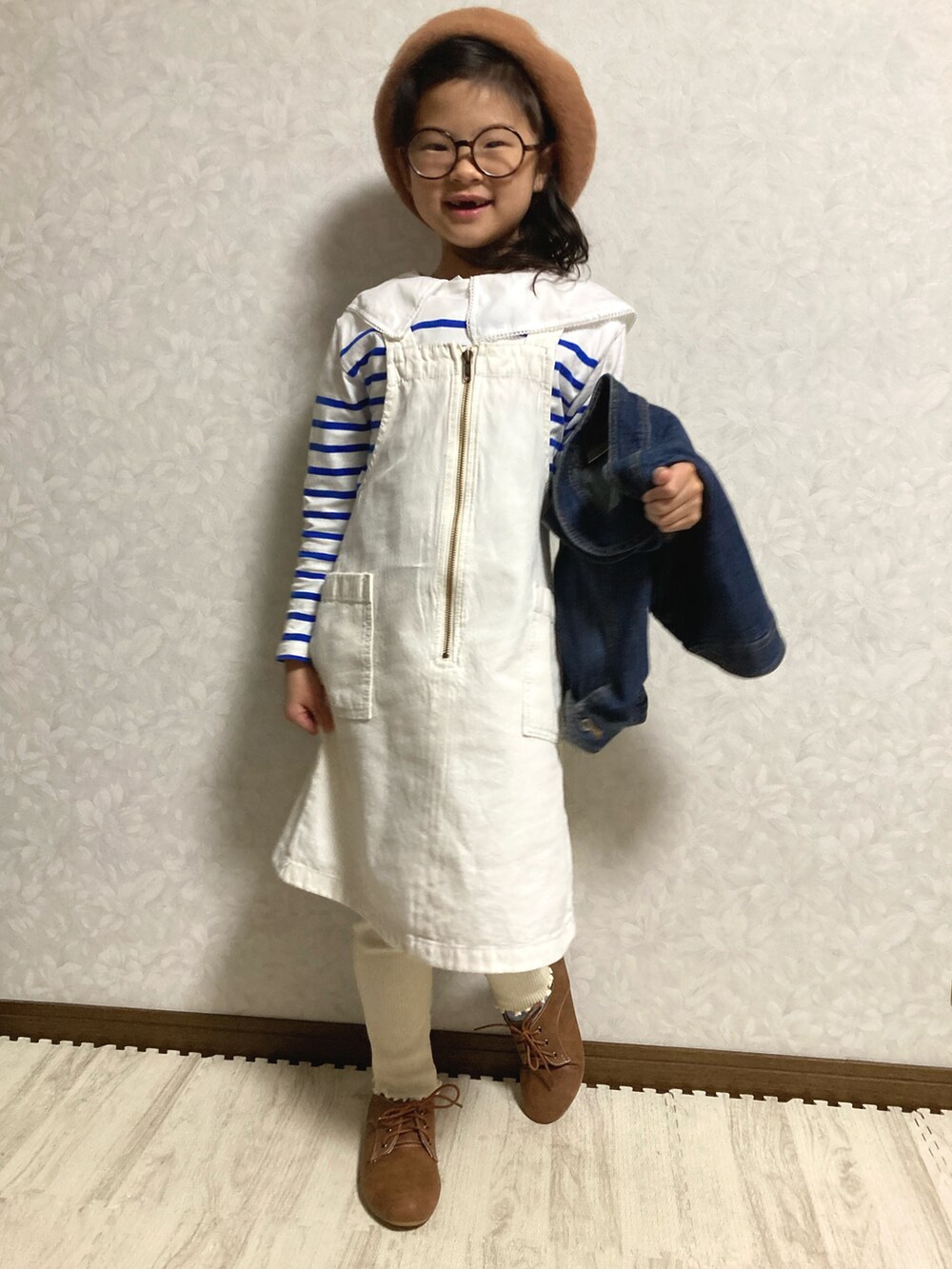 ブルー系のTシャツ/カットソー、ホワイト系のサロペット/オーバーオール、ブラウン系のドレスシューズを着用したキッズの春コーディネートの3枚目の写真