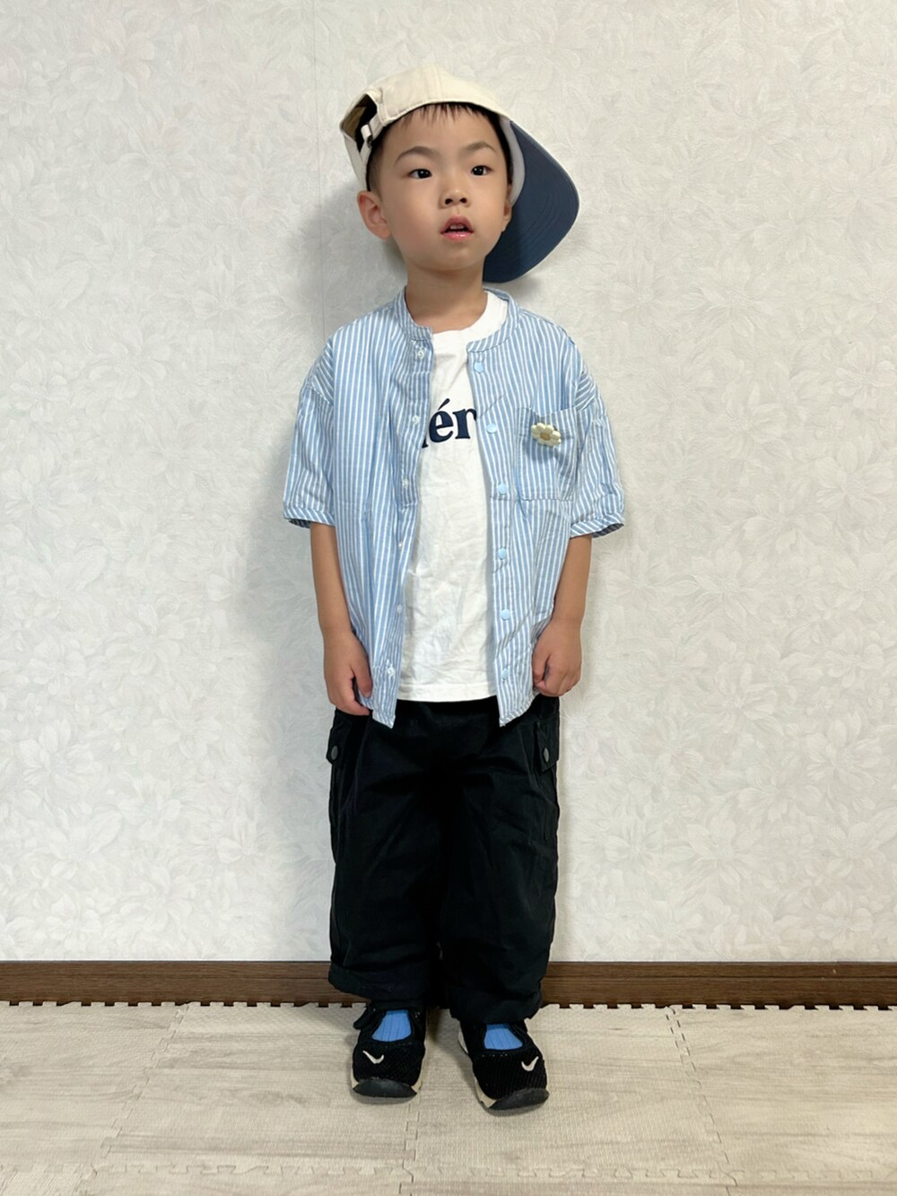 ホワイト系のTシャツ/カットソー、その他のシャツ/ブラウス、ブラック系のカーゴパンツを着用したキッズの夏コーディネートの2枚目の写真