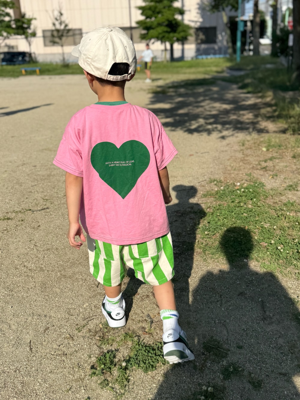 グリーン系のその他パンツ、ホワイト系のスニーカー、ピンク系のTシャツ/カットソーを着用したキッズの夏コーディネートの3枚目の写真