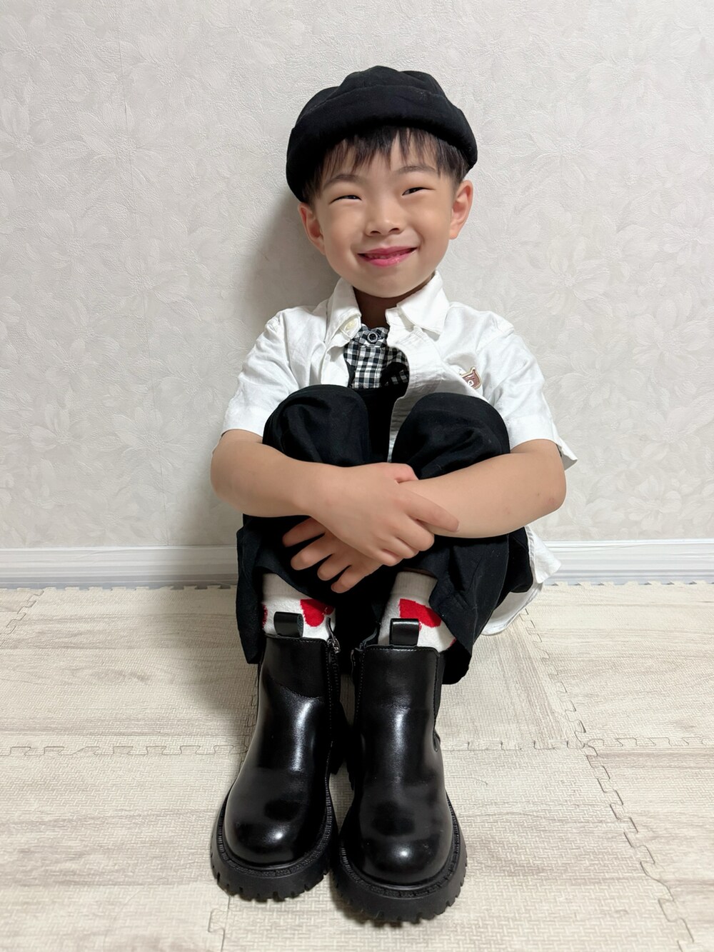 ブラック系のサンダル、ブラック系のシャツ/ブラウス、ホワイト系のシャツ/ブラウスを着用したキッズの夏コーディネートの3枚目の写真