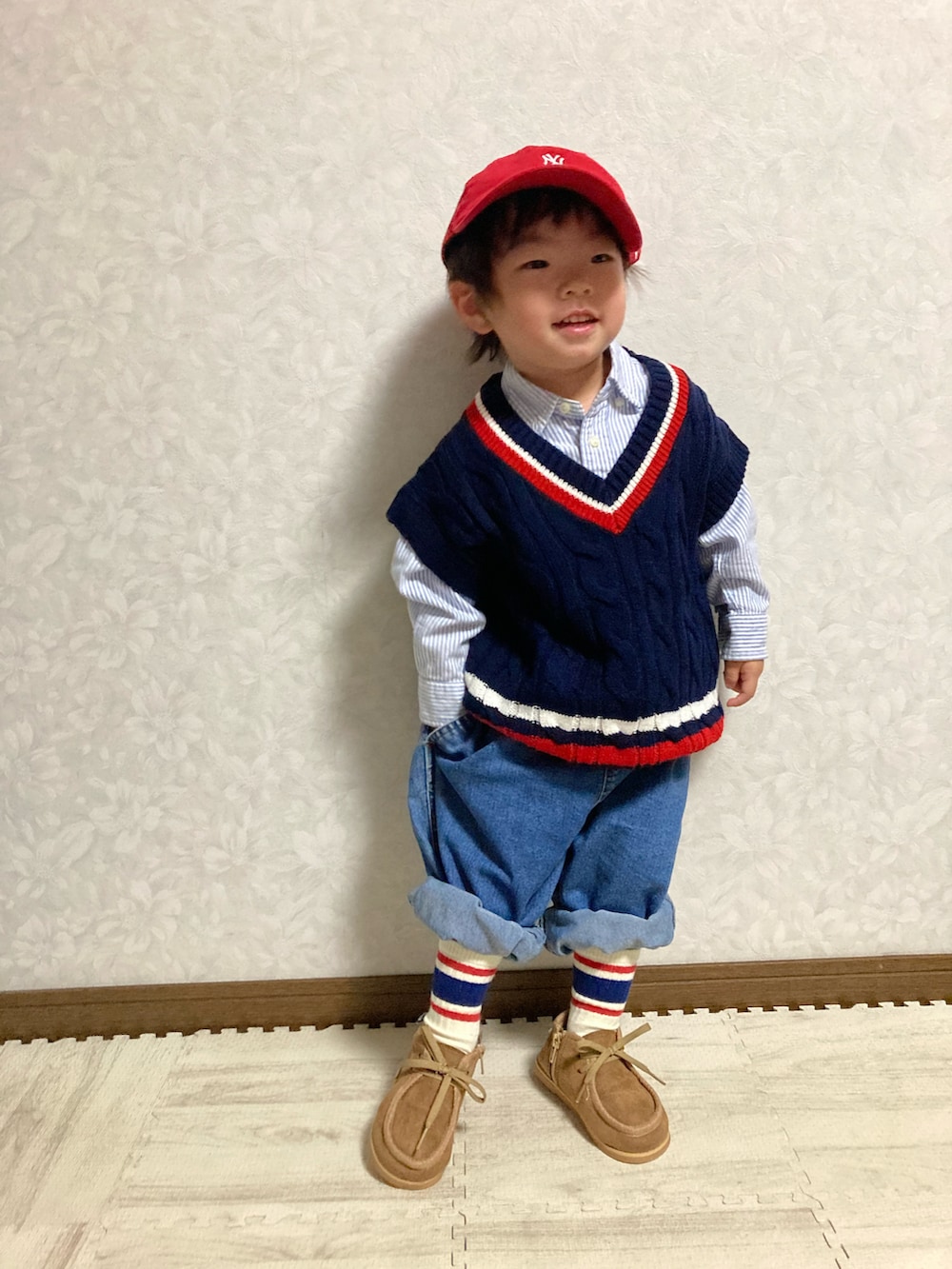 ブルー系のベスト、ブルー系のシャツ/ブラウス、ブルー系のデニムパンツを着用したキッズの秋コーディネートの5枚目の写真
