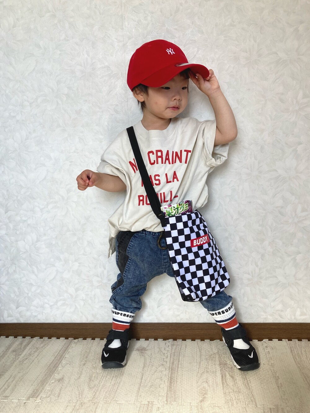 ホワイト系のTシャツ/カットソー、ブルー系のデニムジャケット、ホワイト系のカーディガン/ボレロを着用したキッズの春コーディネートの3枚目の写真