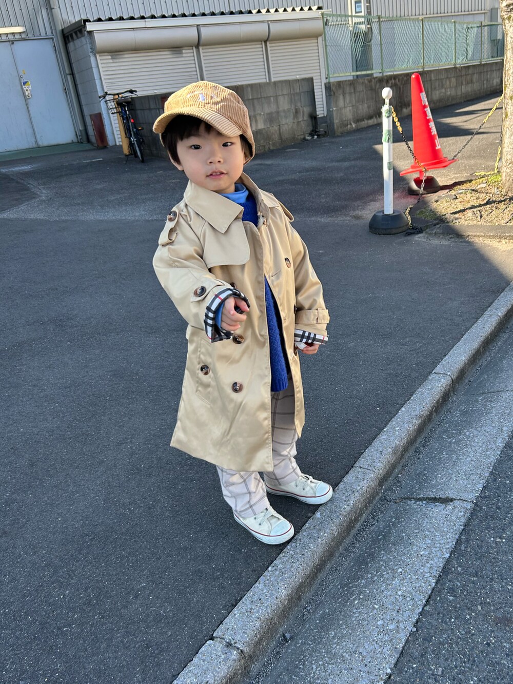 ブルー系のTシャツ/カットソー、ブルー系のニット/セーター、ベージュ系のパンツを着用したキッズの冬コーディネートの3枚目の写真