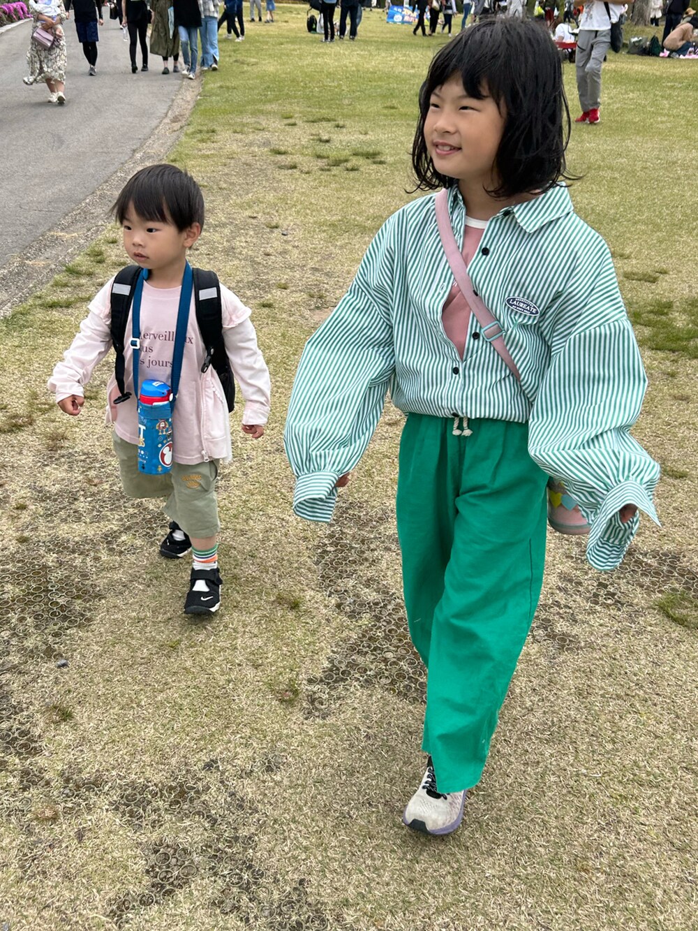 ホワイト系のTシャツ/カットソー、ピンク系のTシャツ/カットソー、ゴールド系のTシャツ/カットソーを着用したキッズの春コーディネートの5枚目の写真