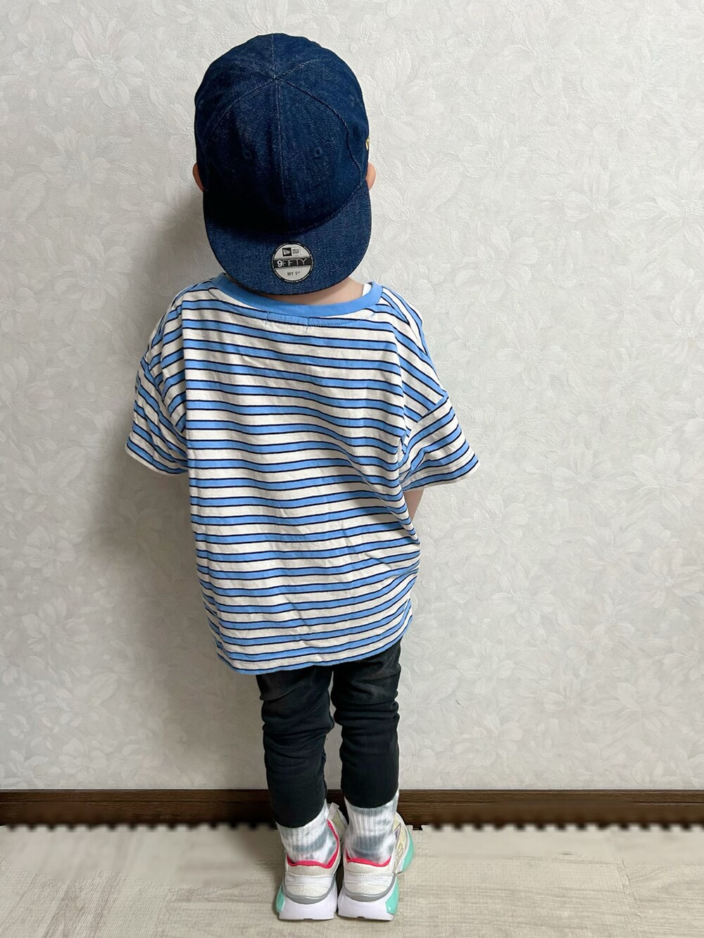 ブルー系のTシャツ/カットソー、ブルー系のシャツ/ブラウス、ブラック系のデニムパンツを着用したキッズの秋コーディネートの5枚目の写真