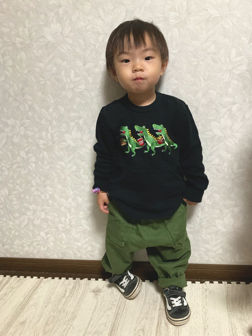 ブラック系のスウェット、グリーン系のパンツ、ブラック系のスニーカーを着用したキッズの秋コーディネートの2枚目の写真