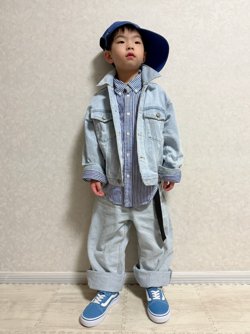 ブルー系のシャツ/ブラウス、ブルー系のデニムジャケット、ブルー系のデニムパンツを着用したキッズの春コーディネートの2枚目の写真