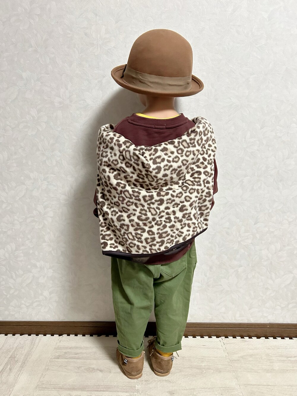 ベージュ系のカーディガン/ボレロ、ブラウン系のスウェット、グリーン系のパンツを着用したキッズの秋コーディネートの5枚目の写真