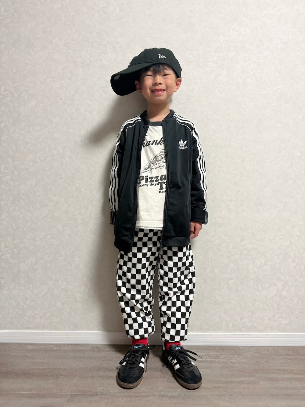 ホワイト系のTシャツ/カットソー、ブラック系のその他パンツ、ブラック系のスニーカーを着用したキッズの春コーディネートの2枚目の写真