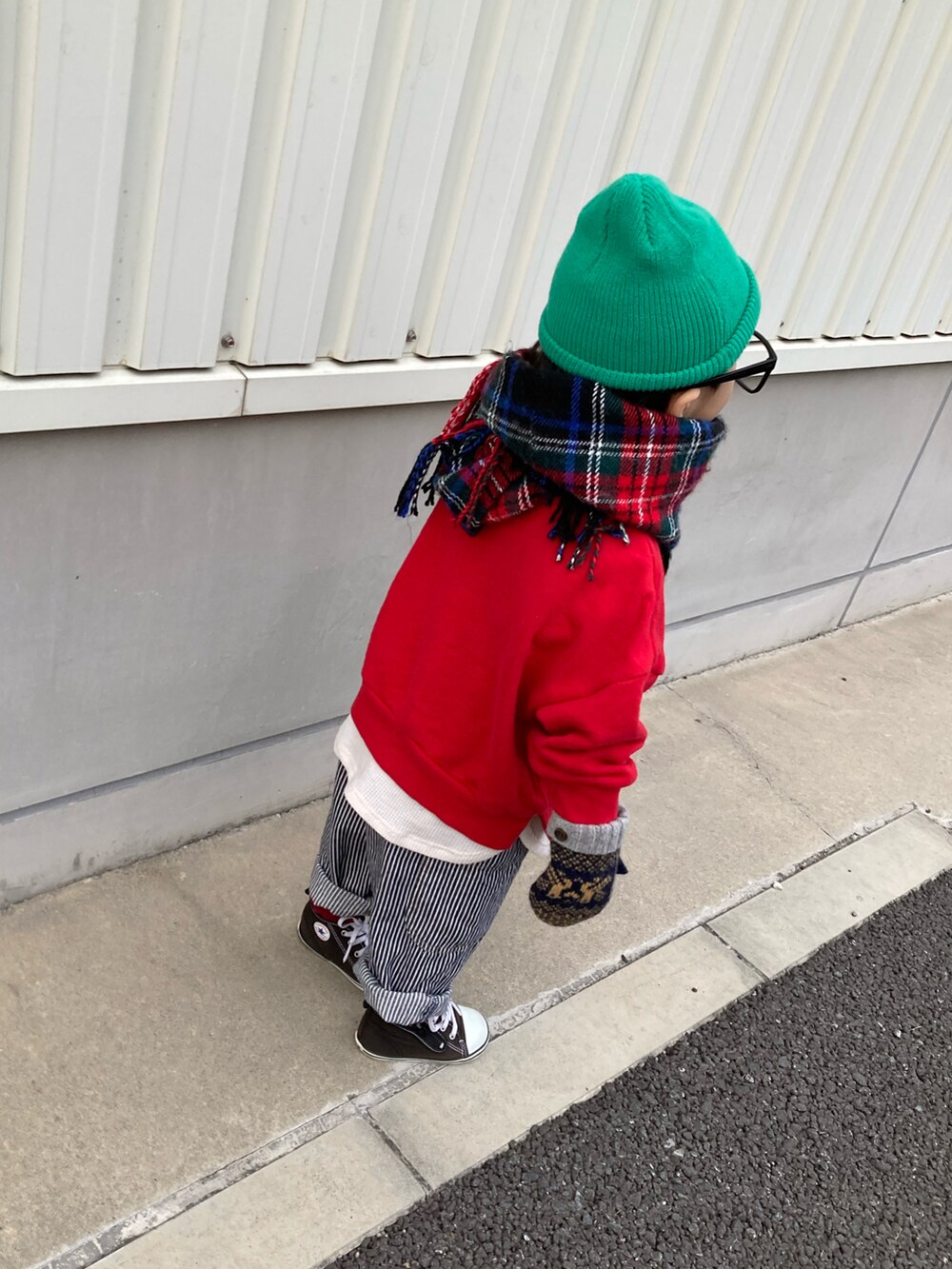 レッド系のスウェット、ブラック系のスニーカー、その他のサロペット/オーバーオールを着用したキッズの冬コーディネートの5枚目の写真