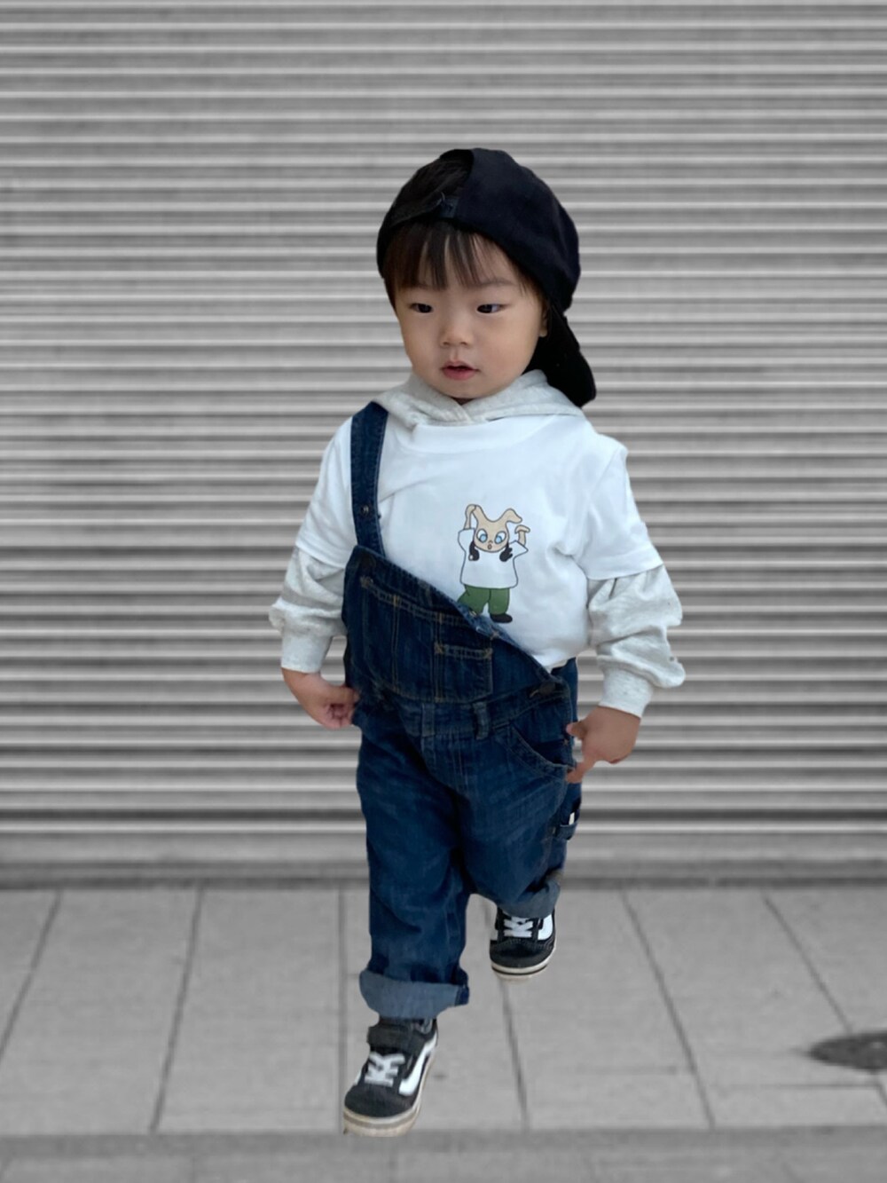 ホワイト系のパーカー、ホワイト系のTシャツ/カットソー、ブルー系のサロペット/オーバーオールを着用したキッズの秋コーディネートの2枚目の写真