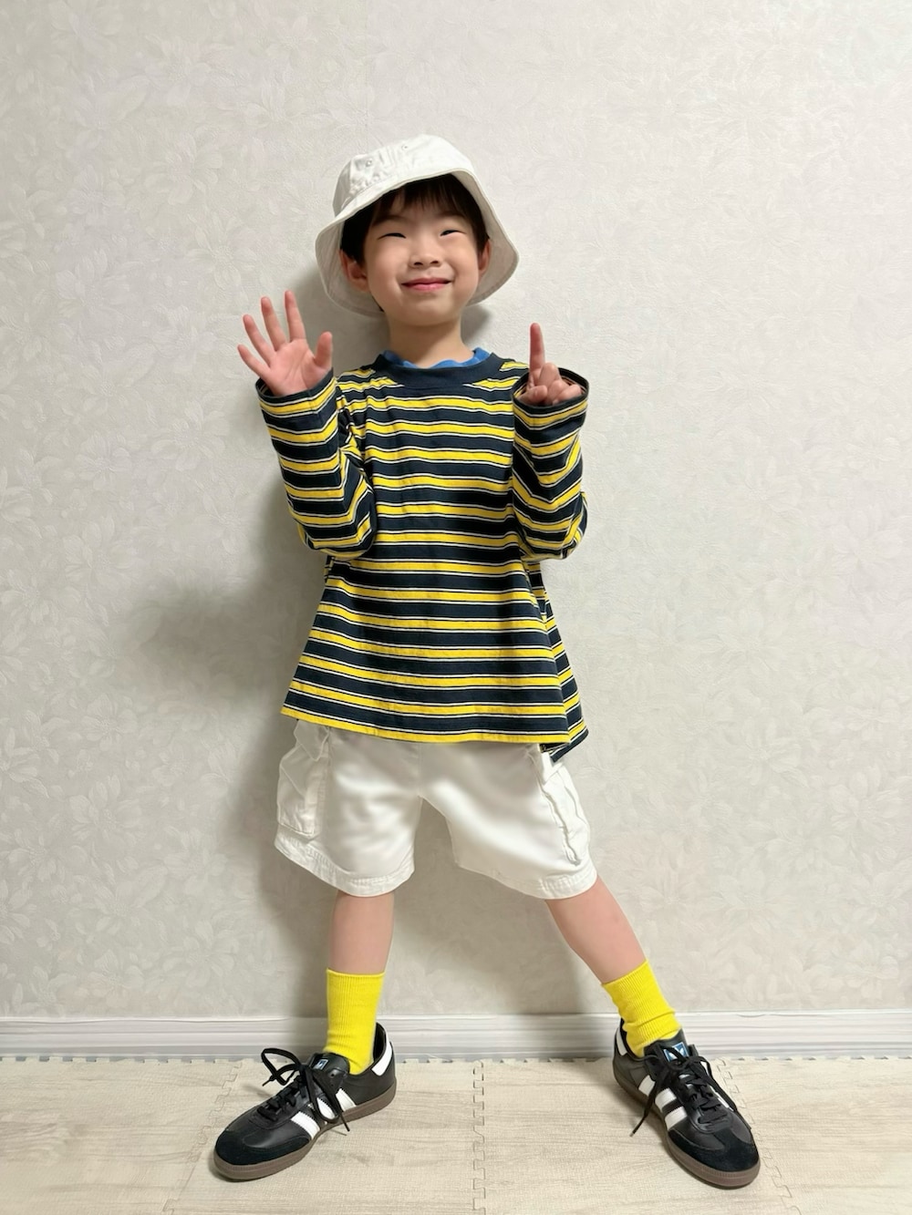 ブルー系のTシャツ/カットソー、ブラック系のエコバッグ/サブバッグ、ホワイト系のその他パンツを着用したキッズの春コーディネートの3枚目の写真