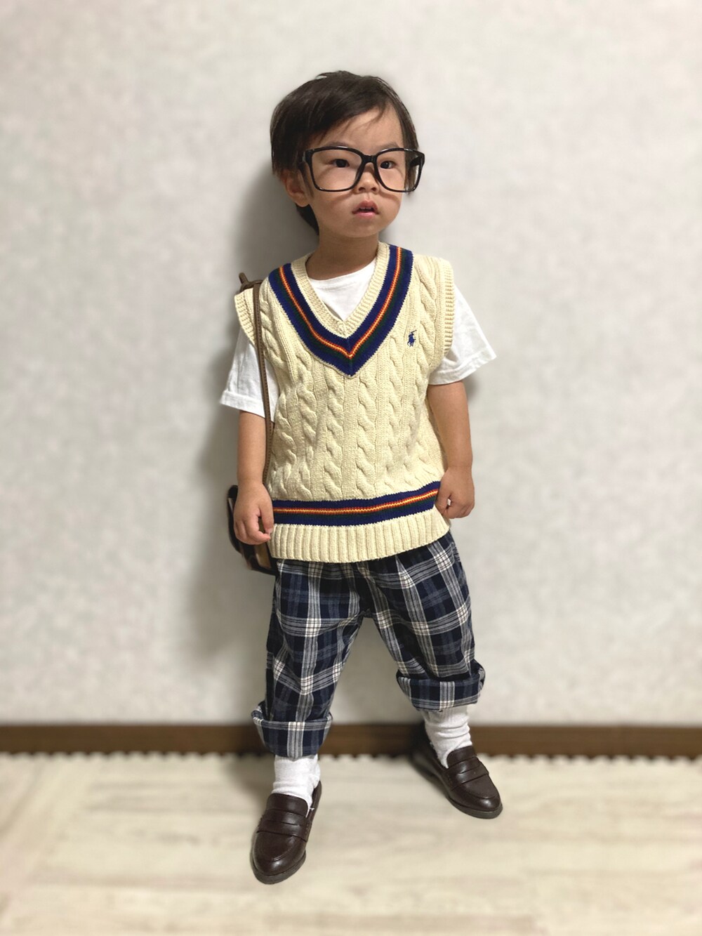 ホワイト系のTシャツ/カットソー、ホワイト系のベスト、ブルー系のその他パンツを着用したキッズの秋コーディネートの2枚目の写真