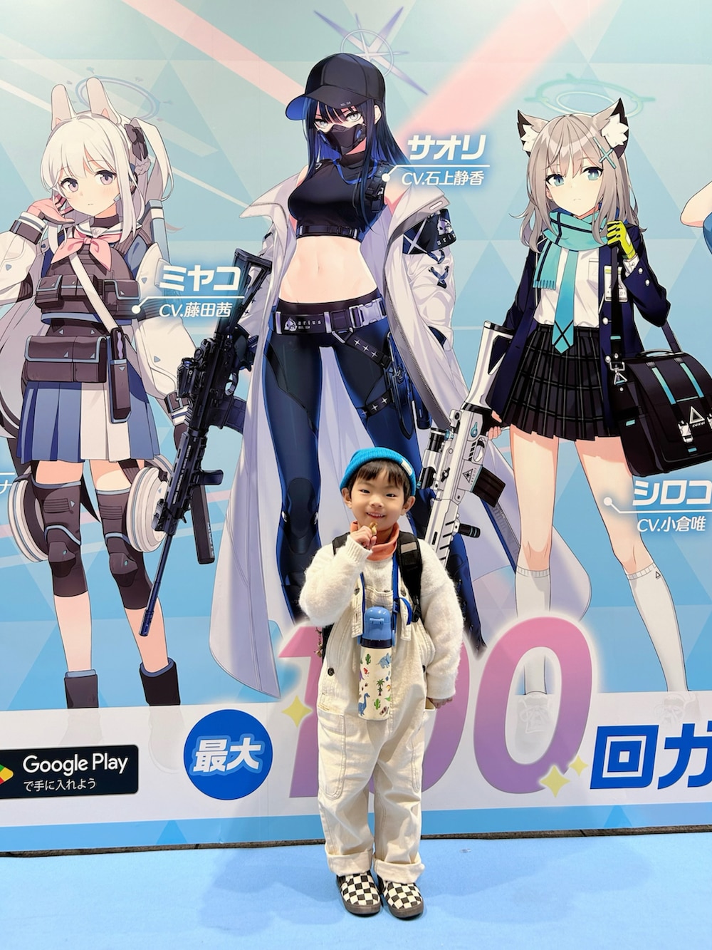 ホワイト系のニット/セーター、ホワイト系のサロペット/オーバーオール、オレンジ系のスウェットを着用したキッズの冬コーディネートの2枚目の写真